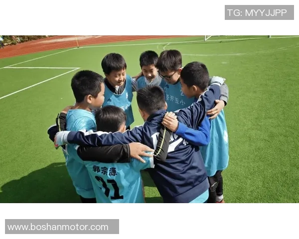 五年级学生热情参与校园足球赛展现团结拼搏精神的精彩瞬间